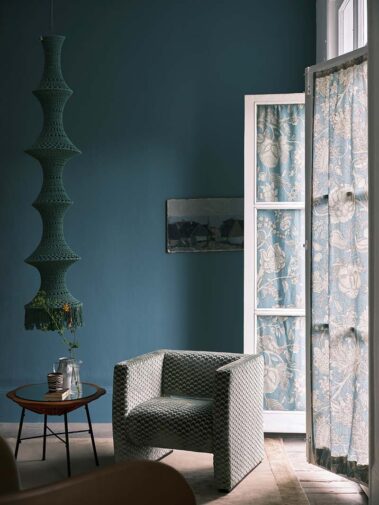 Gestrichen in Berrington Blue 14. Liberty Stoffdesigns: Palampore Trail, Lichen