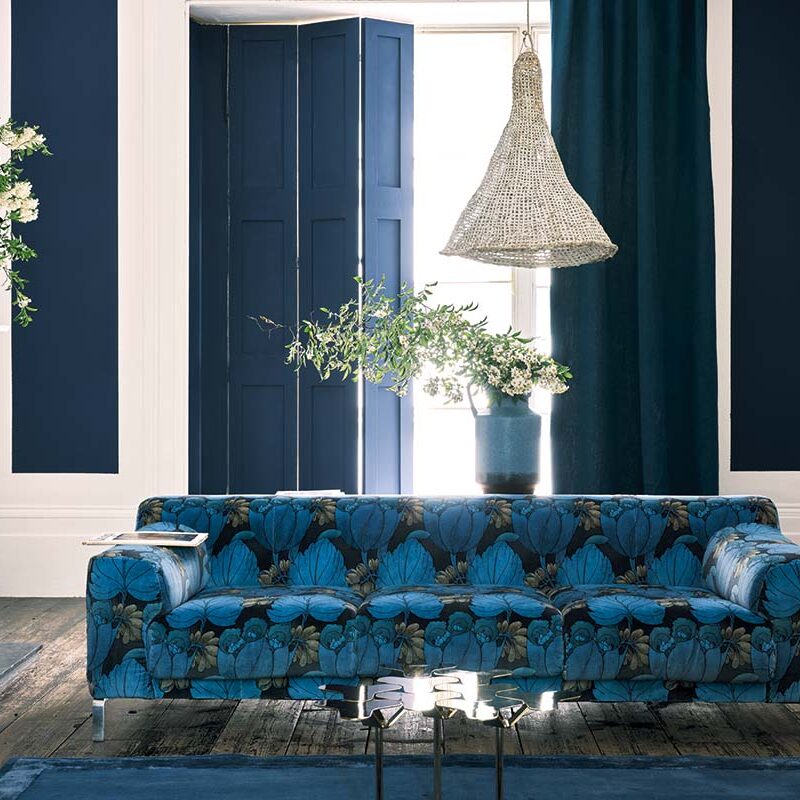 Liberty Stoffdesigns: Regency Tulip, Lapis. Gestrichen in Ferrow and Ball Serge 9919 und Clunch 2009.