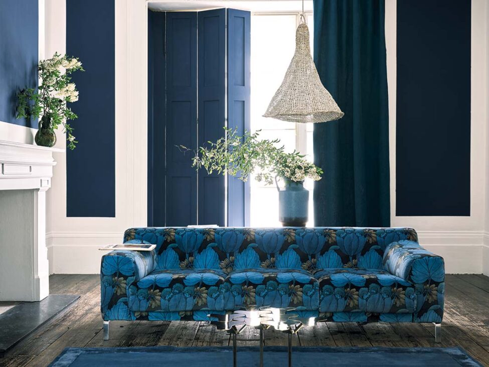 Liberty Stoffdesigns: Regency Tulip, Lapis. Gestrichen in Ferrow and Ball Serge 9919 und Clunch 2009.