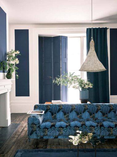 Gestrichen in Serge 9919 und Clunch 2009. Liberty Stoffdesigns: Regency Tulip, Lapis