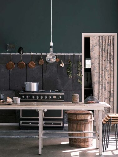 Gestrichen in Chine Green 35. Liberty Stoffdesigns: Zennor Arbour, Plaster Pink